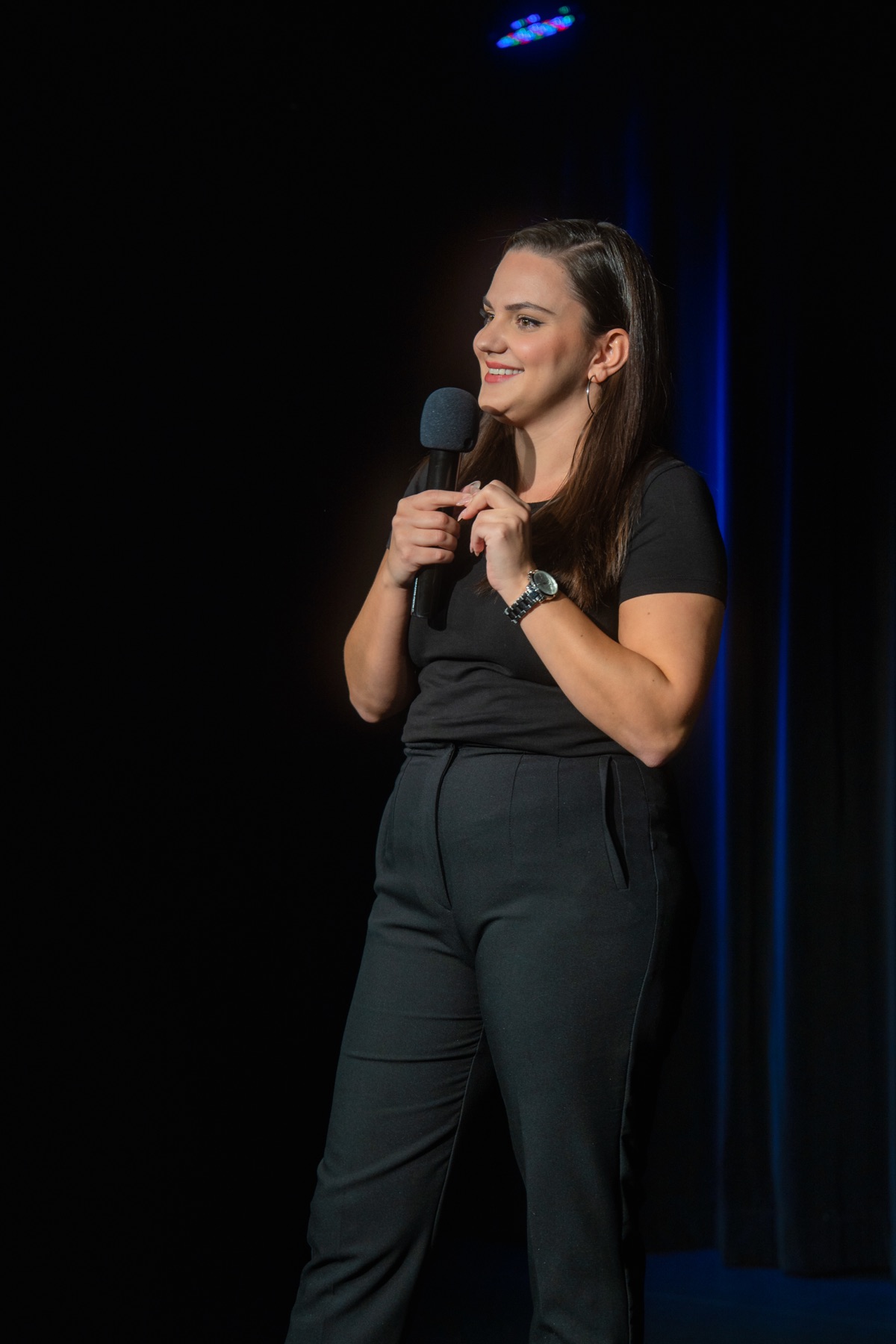 Comedy-Auftritt auf der Bühne im Kabarett in Wien
