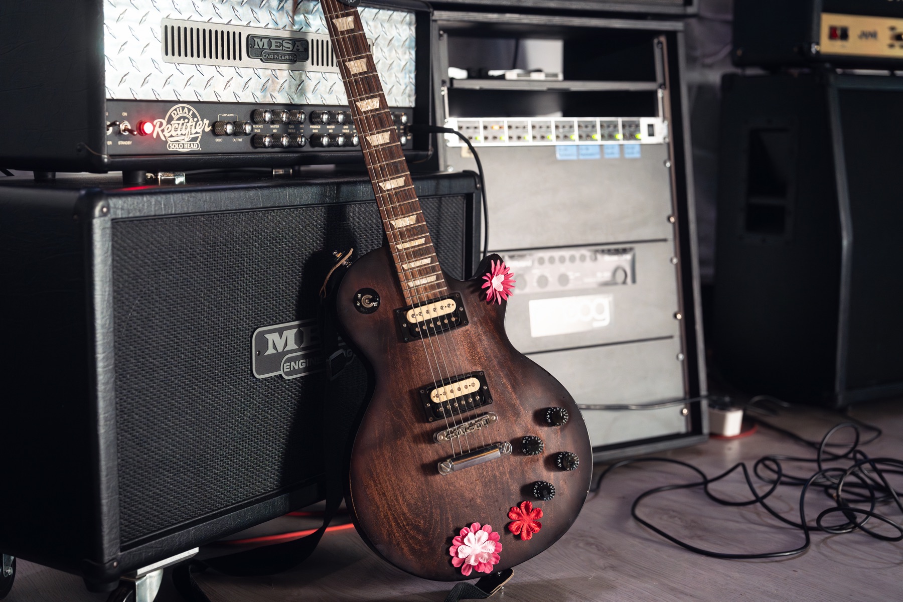 Gitarre lehnt an einem Verstärker hinter der Bühne