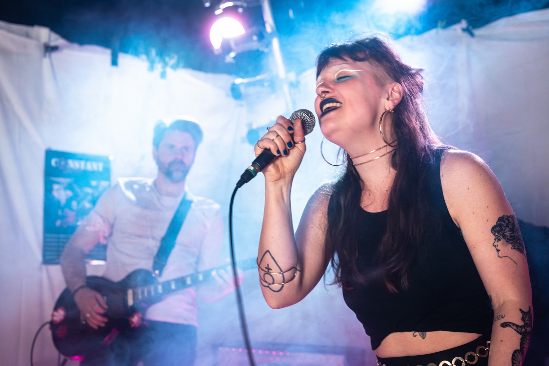 Sängerin am Mikrofon bei einem Live-Konzert in Wien