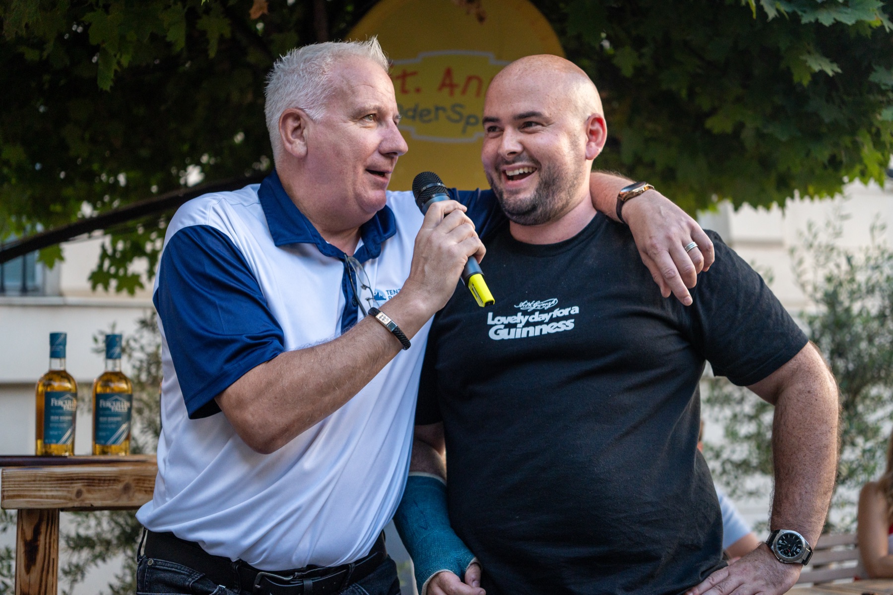 Moderation mit Mikrofon bei einer Charity-Veranstaltung