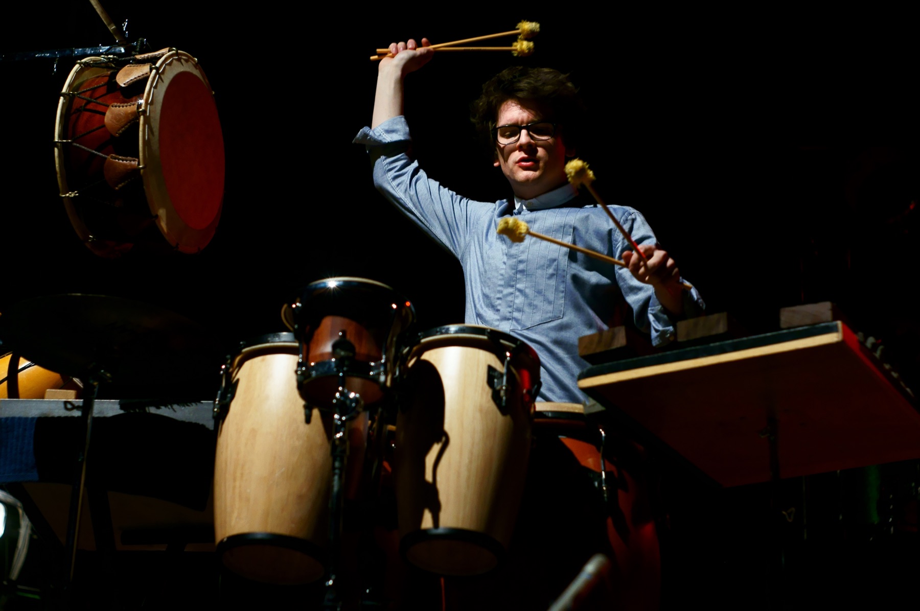 Percussionist im Bühnenlicht bei einem Konzert in Wien