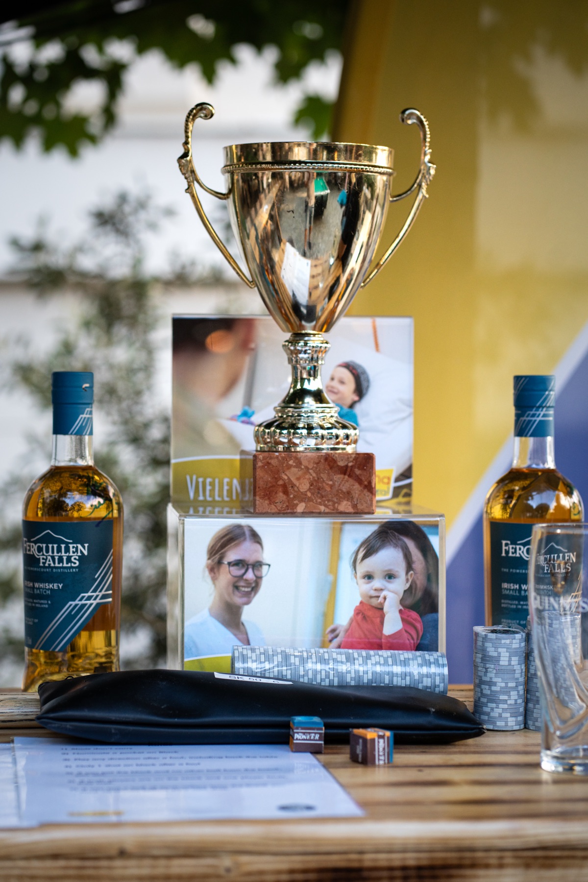 Pokal und Preise bei einer Charity-Veranstaltung in Wien