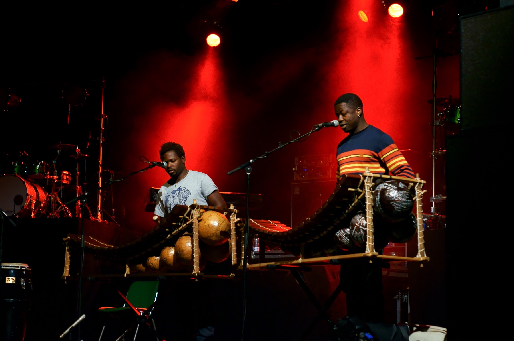 Musiker mit Balafon bei einem Weltmusik-Konzert in rotem Bühnenlicht