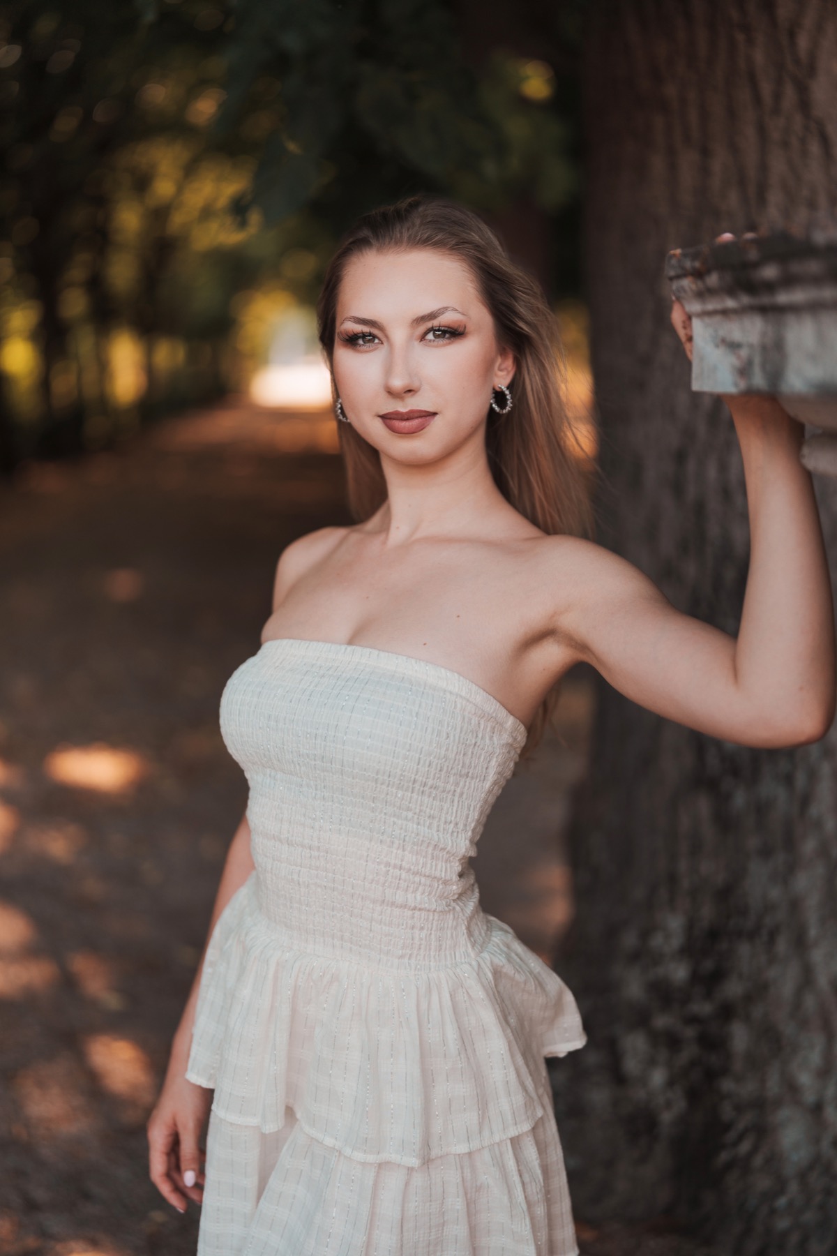 Portrait im warmen Abendlicht einer Wiener Allee