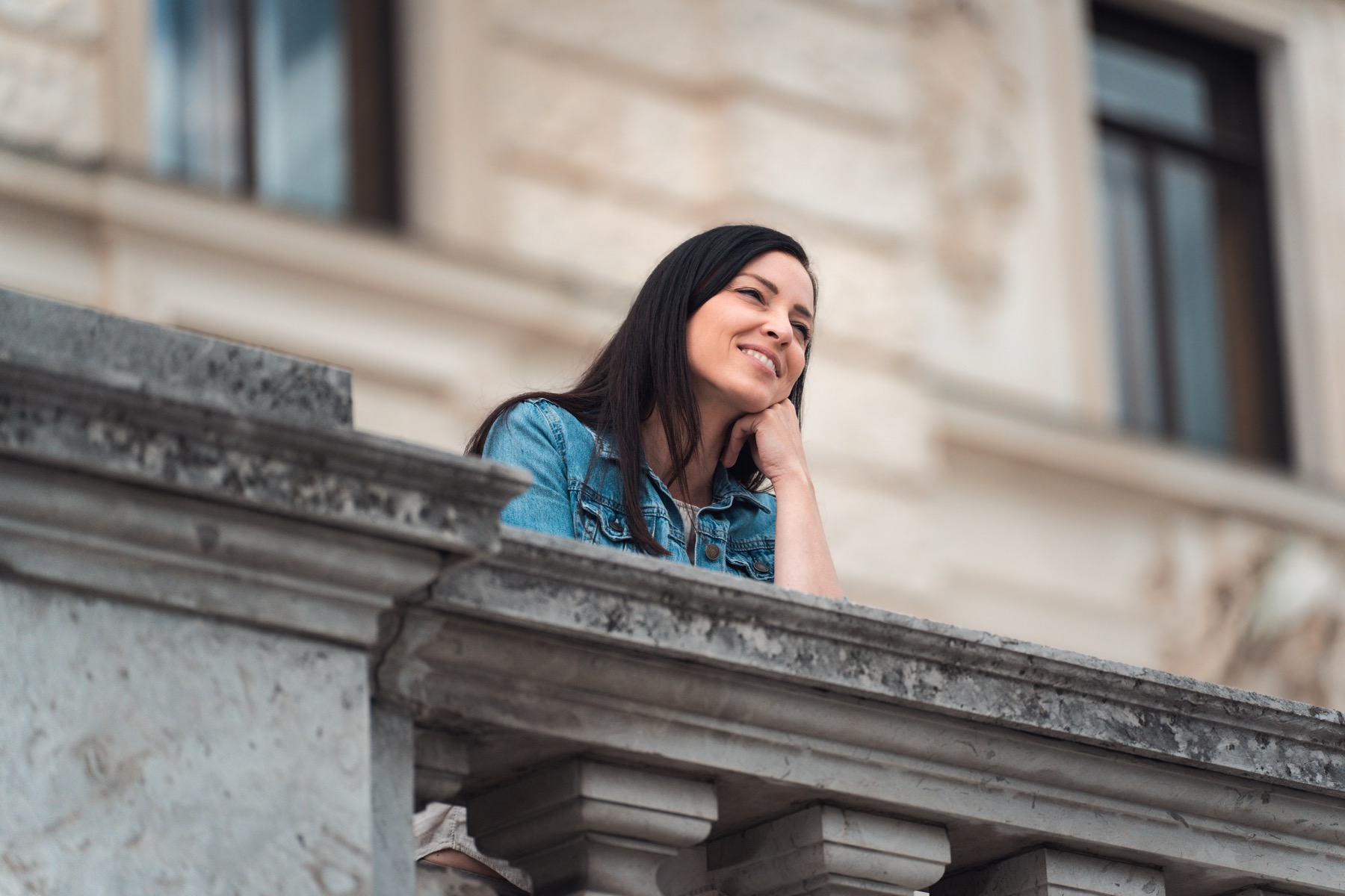 Portrait auf einer Balustrade vor historischer Fassade