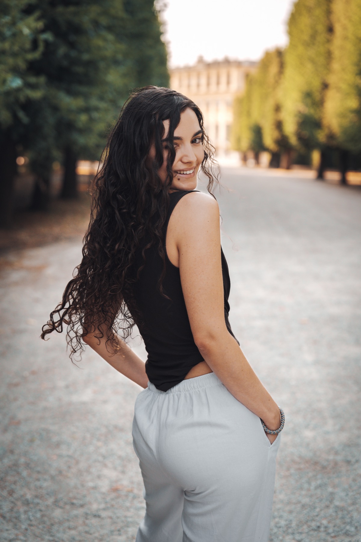 Portraitshooting in einer Baumallee im Abendlicht