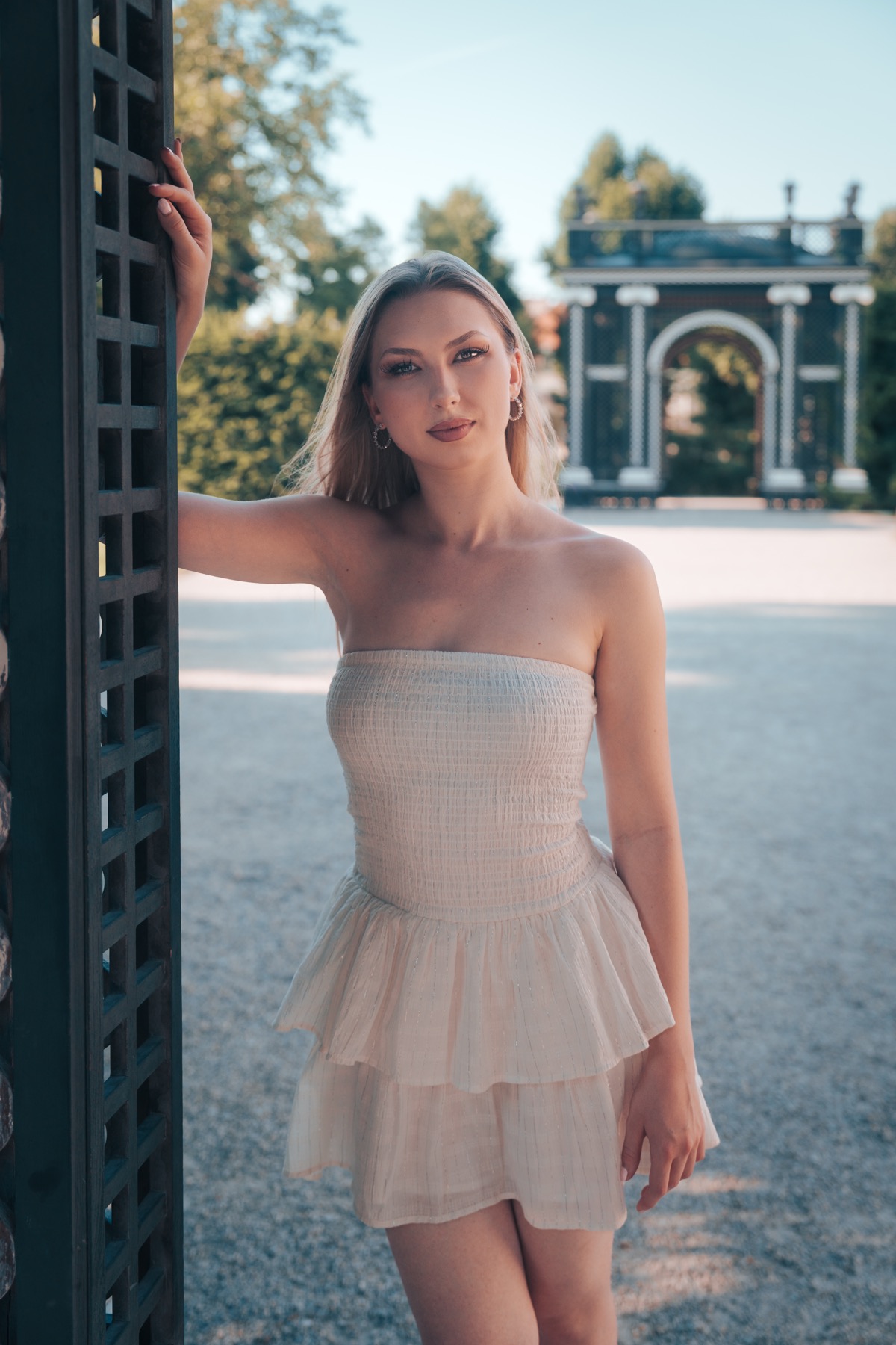 Portraitshooting vor einem historischen Gartenpavillon