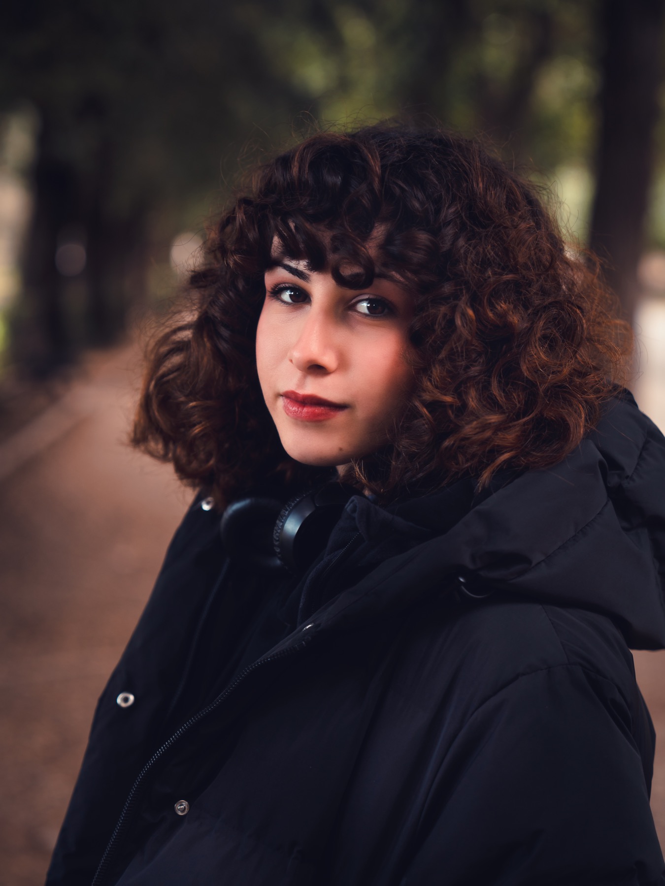 Portrait in einer herbstlichen Parkallee in Wien
