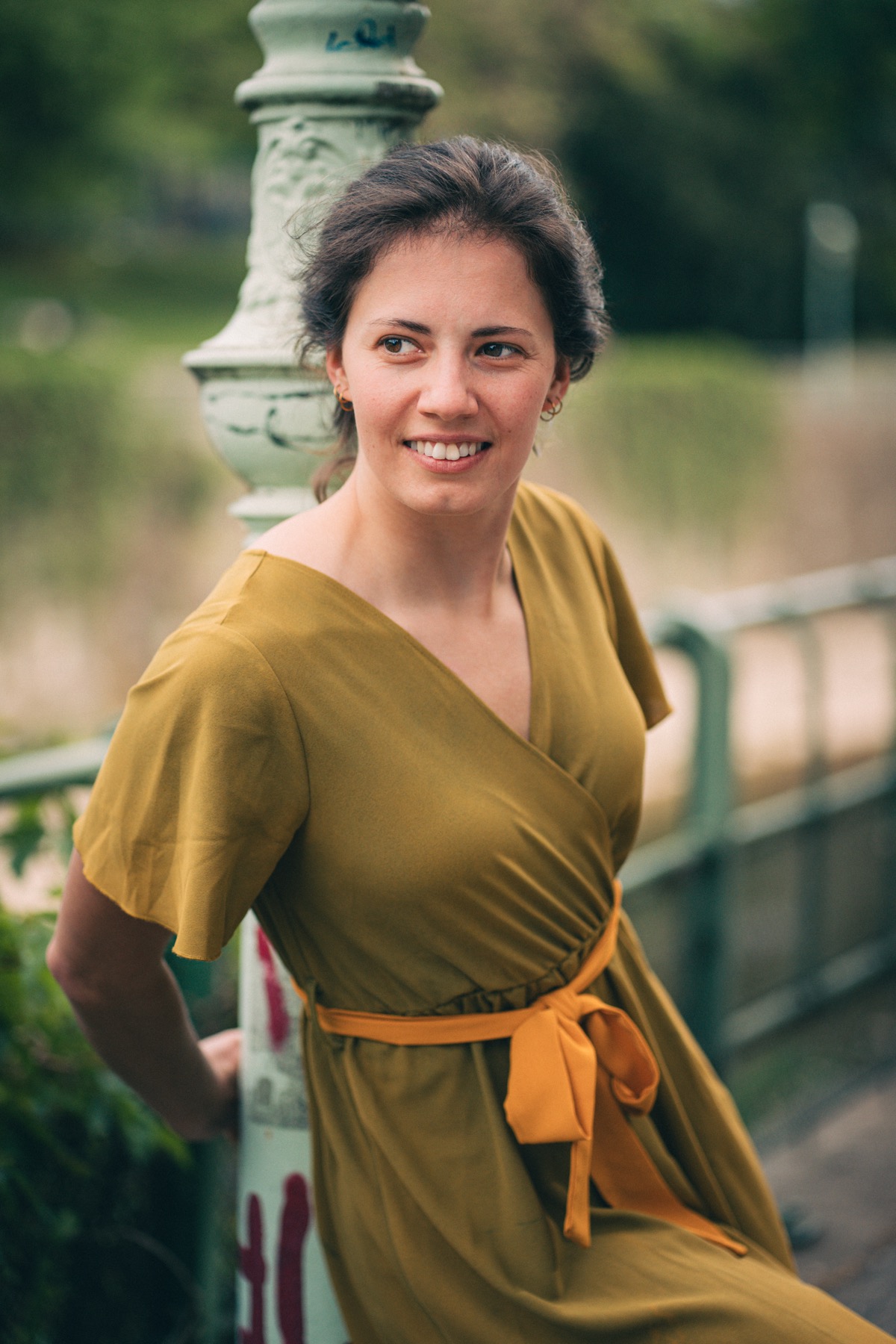 Portrait an einer historischen Laterne am Wasser