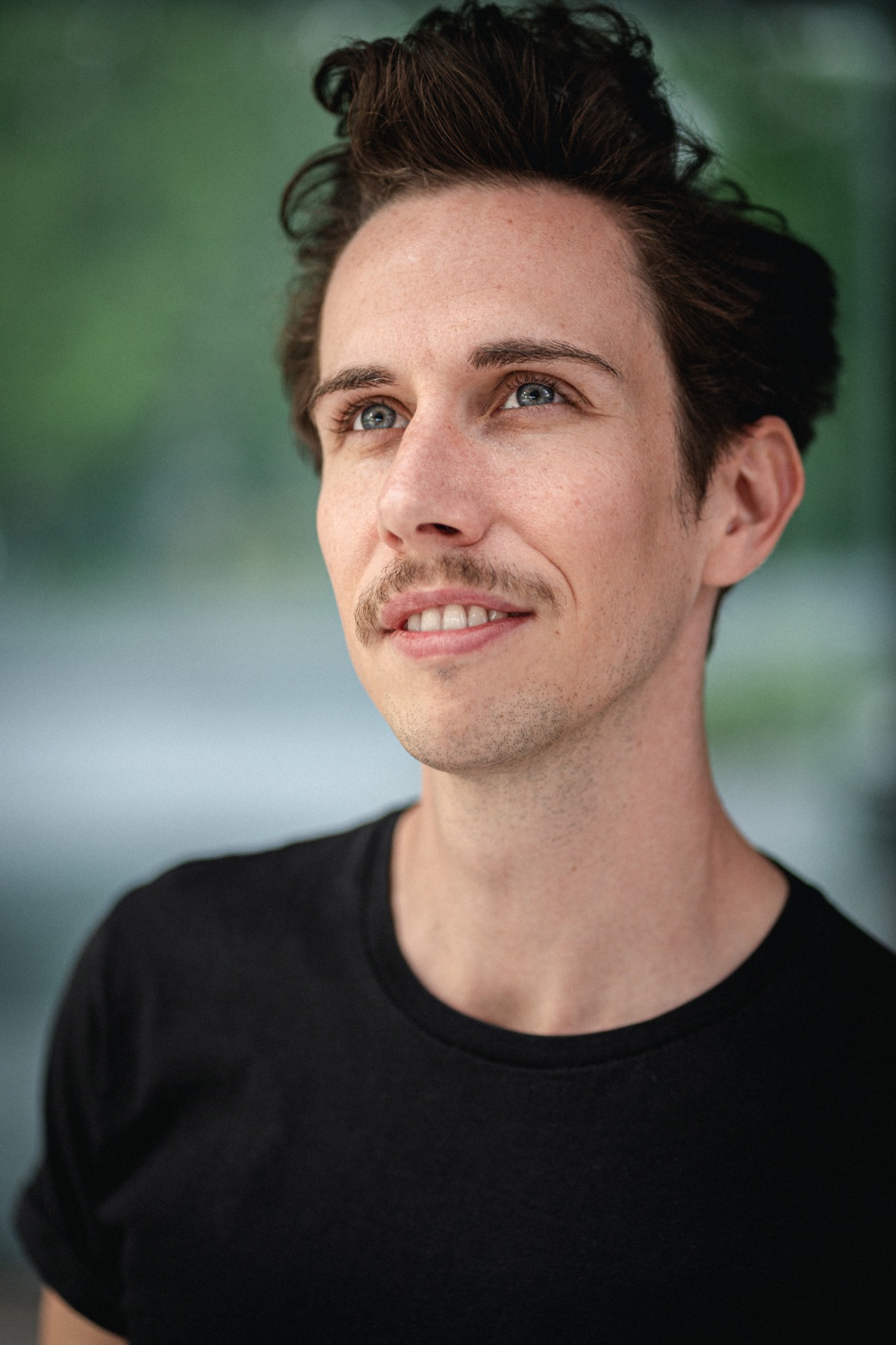 Natürliches Männerportrait im Grünen, Fotoshooting in Wien