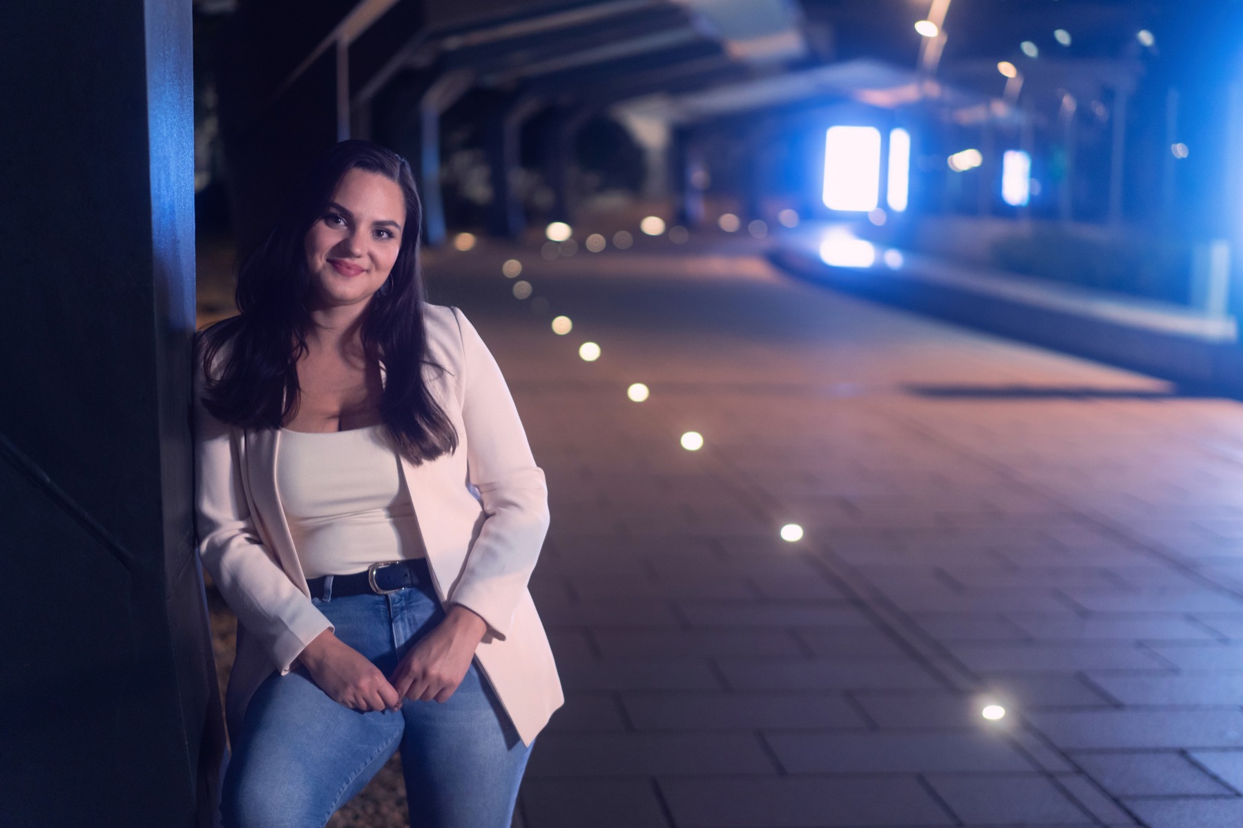 Portrait bei Nacht im Licht der Stadt, Fotoshooting in Wien