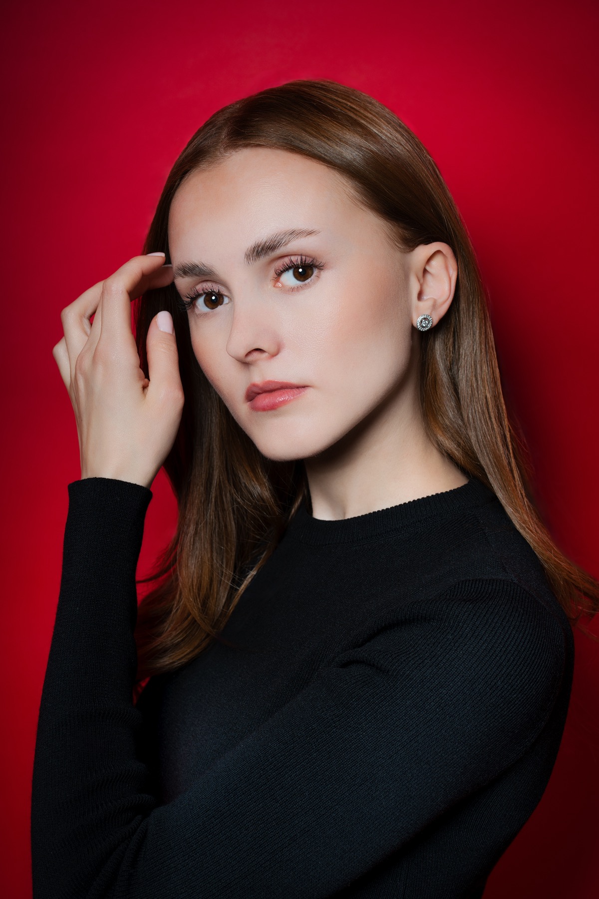 Studio-Portrait vor rotem Hintergrund