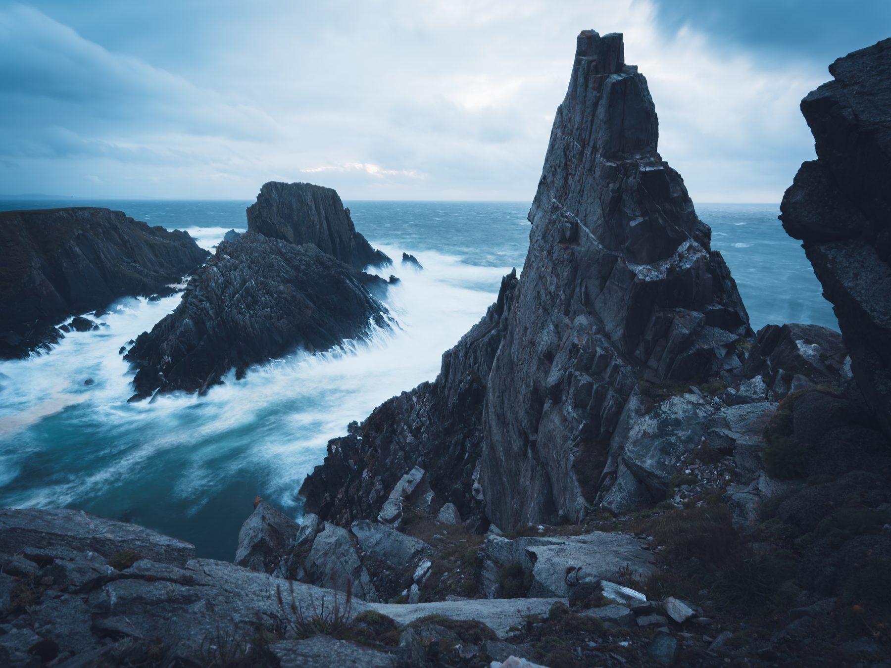 Dramatische Klippen an der irischen Küste zur blauen Stunde