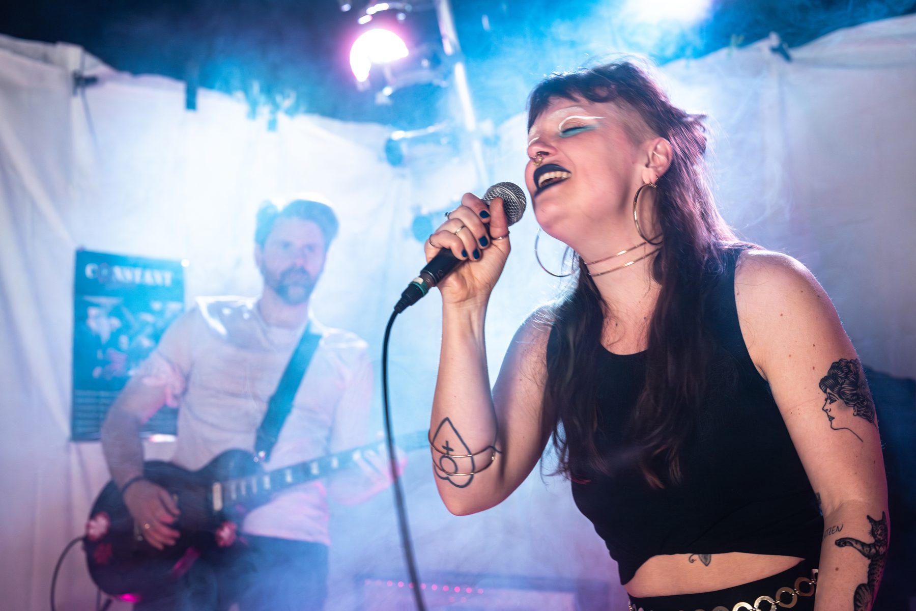Sängerin live auf der Bühne, Konzertfotografie