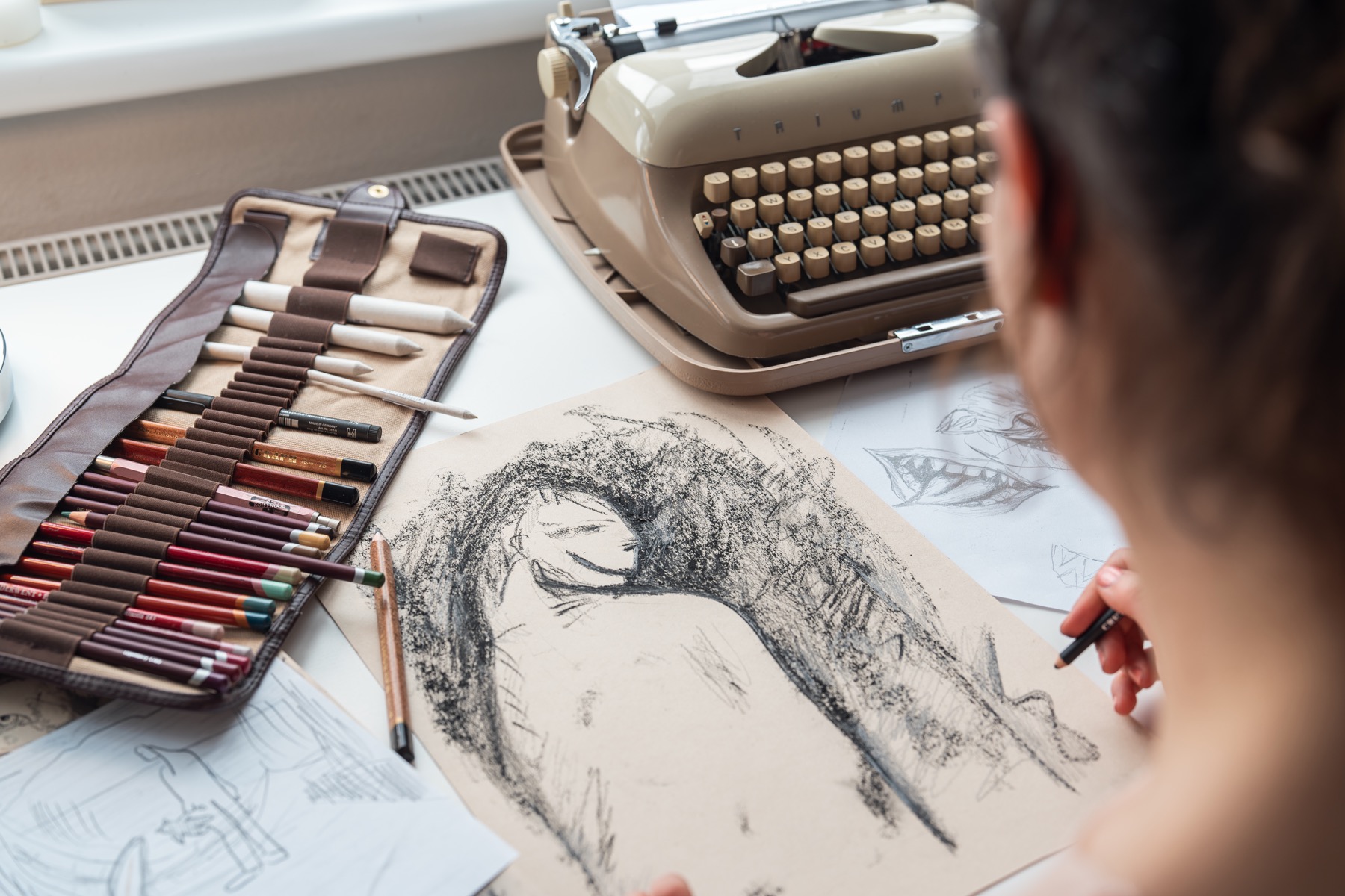 Detail einer Kohlezeichnung neben einer Schreibmaschine, Reportage im Atelier