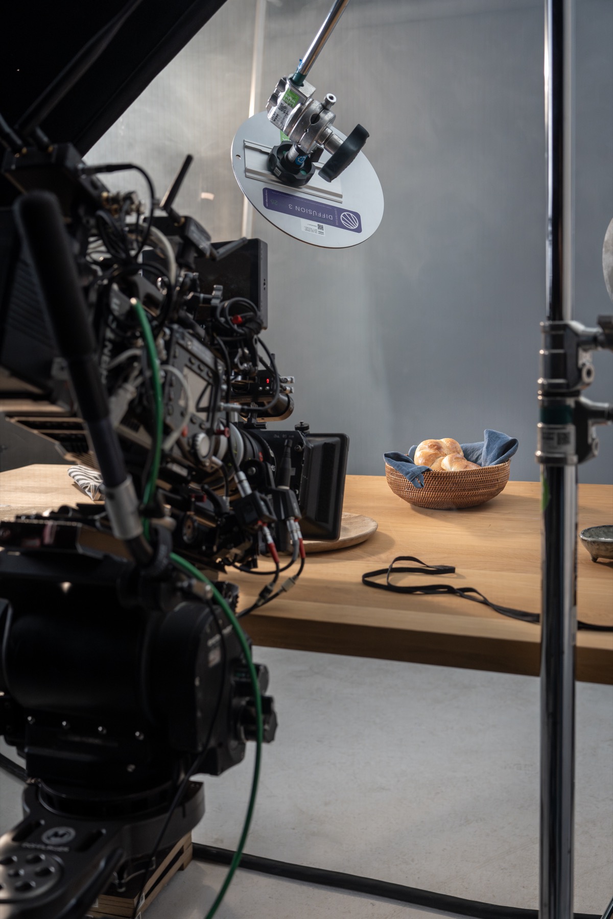 Filmkamera mit Diffusionsfilter über einem Brotkorb am Werbedreh