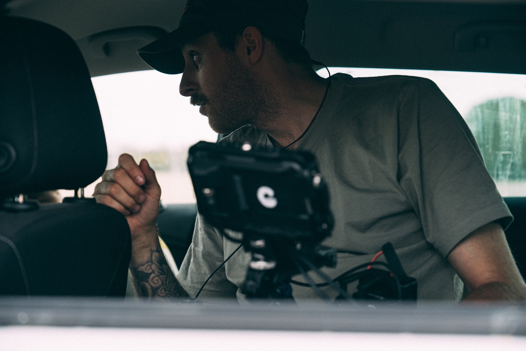 Kameramann filmt aus dem Fahrzeug bei einer Filmproduktion