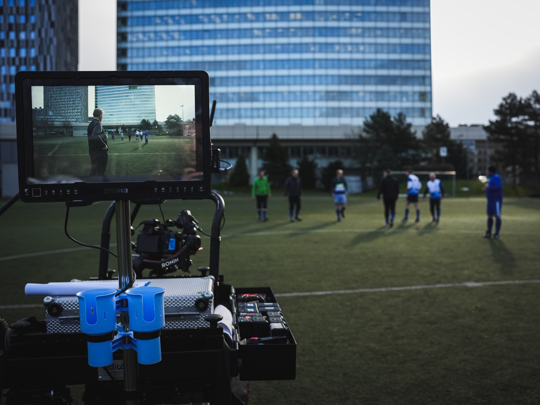 Regiemonitor und Gimbal am Spielfeldrand während eines Drehs in Wien