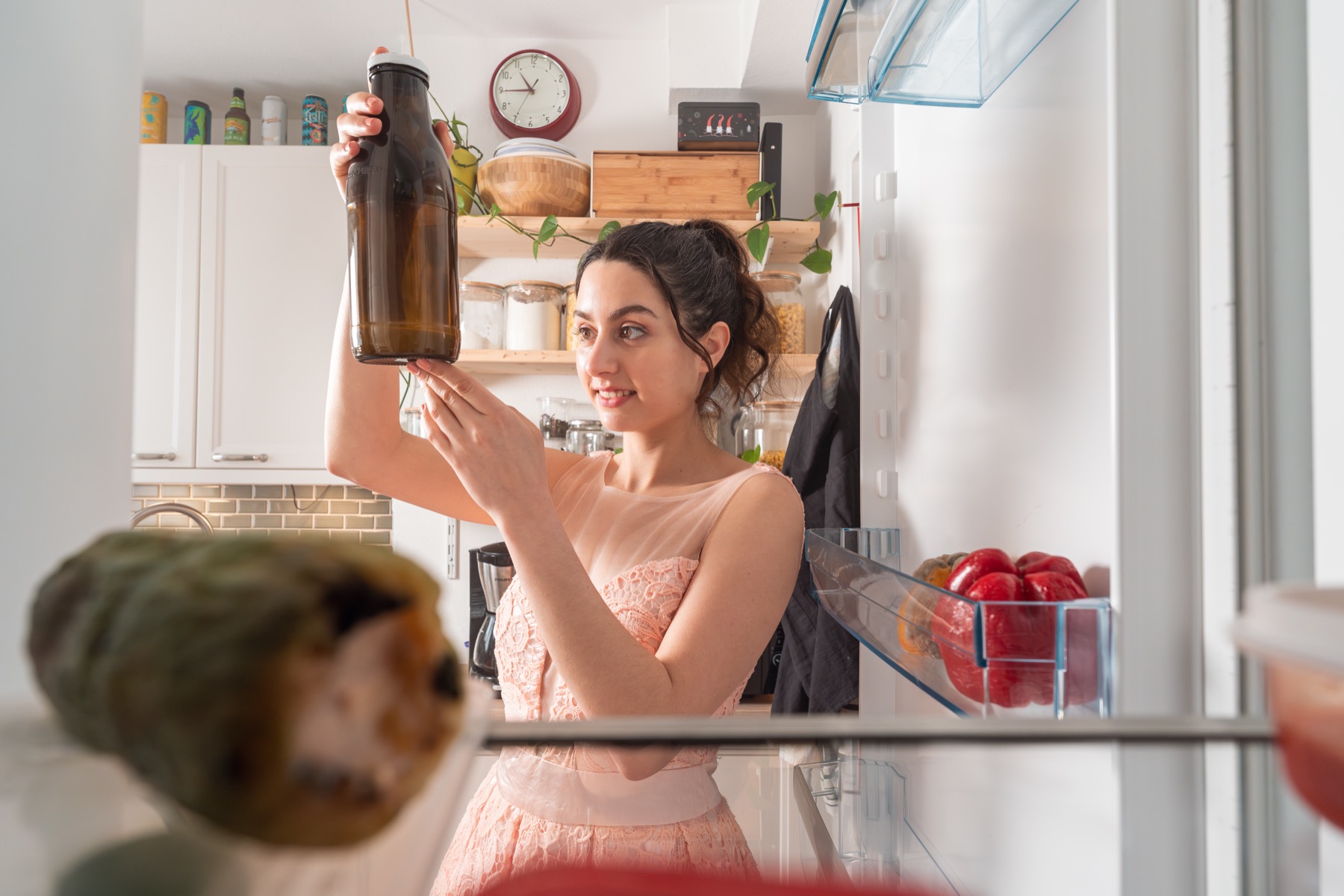 Szenenfoto aus dem Kühlschrank heraus, Darstellerin in der Küche